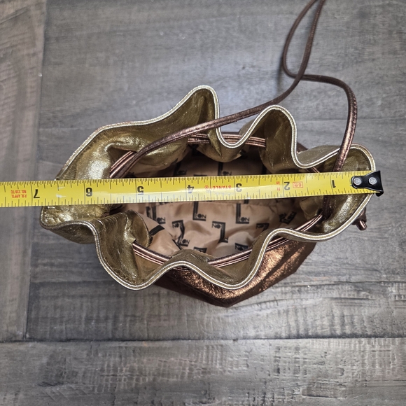 Vintage Leather EON Metallic Drawstring Crossbody Women's Bag - Picture 9 of 9
